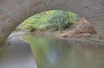 On passe sous la route, en cas d'inondation il faut la traverser (route cantonale donc passante)