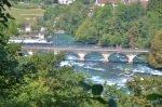 Vue sur les Chute du Rhin avec le pont du train