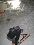 On passe dans le tunnel, on ski un peu a l'aveugle, en se guidant par le puits de lumière. On sort par ce puits d'ailleurs.