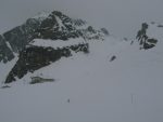 On quitte la route ici, vers Baou (2356m), pour mettre les peaux et monter dans la combe sur la droite. Météo toujours peu engageante.