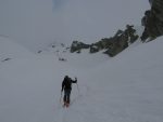 On monte dans cette combe, il y a plusieurs  couloirs avec des traces, nous prenons le plus agréable. Un zeste de bleu dans le ciel, l'espoir renait !