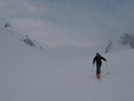 Pente douce dans cette portion, sous la Fenêtre de Ferret (qui serait sur notre droite), la météo s'améliore. Le Pain de Sucre est sur la gauche.