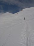 Christian est devant, le Mont Fourchon en ligne de mire. Les traces sont gelées et les peaux n'accrochant pas, on ski à coté.