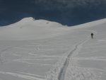 On se rapproche la pente est toujours douce et les traces gelées.