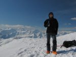 Christian au sommet, skieur heureux ! Il y a du vent mais le ciel s'est dégagé.