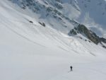 Nous avons voulu passer par le col à gauche du P2605, au 2ième tiers sur la photo, au moment de mettre les peaux, ne sachant pas ce qu'il y avait de l'autre coté, nous avons préféré la version longue mais connue. Vue de l'autre coté ça passe bien.