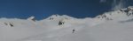 Vue panoramique sur le vallon, avec la Fenêtre d'en Haut au 2ième tiers.