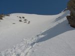 J'ai déjà déchaussé depuis peu, je manque de pratique dans les devers. On monte ce couloir, puis on part sur la gauche au niveau où se trouve Christian. Nous avions laissé nos piolets dans le coffre de la voiture et je l'ai bien regretté, neige dure mais les traces étaient bonnes. Comme c'est pentu, on met les mains dans les pas de dessus ... à défaut de piolet !