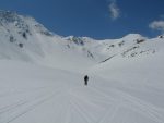 Vue arrière sur le col de Xa, en haut à gauche.