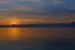 Photo prise sur les quais de Saint-Prex, à côté du débarcadère. Le soleil se lève sur le Moléson