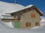 Le refuge de Saint-Laurent, 2485m et sa porte d'entrée bouchée par la neige (il ne doit pas trop servir en hiver !)